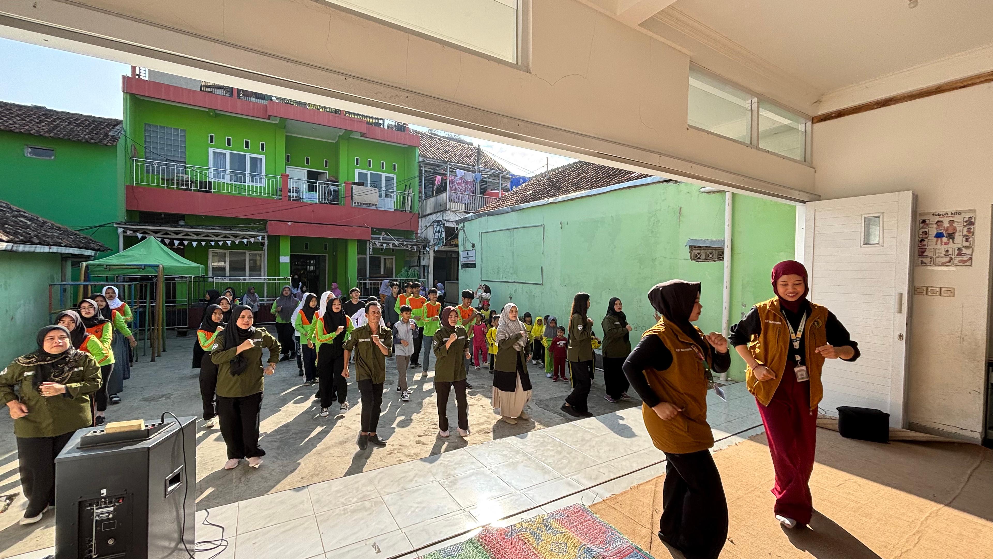 Pembiasaan Senam Pagi Siswa PKBM Bersama Mahasiswa PPL IKIP Siliwangi